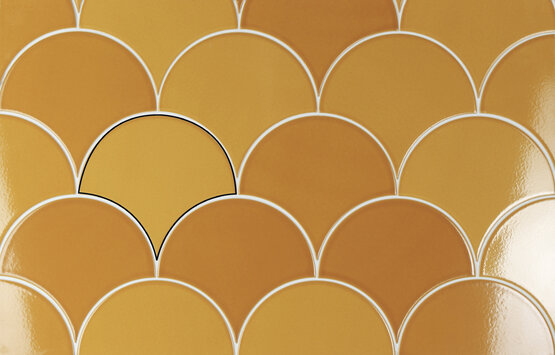 ESCAMAS DYNAMIC MOSTAZA 15,5X17 BRILLO Pasta blanca - CARMEN